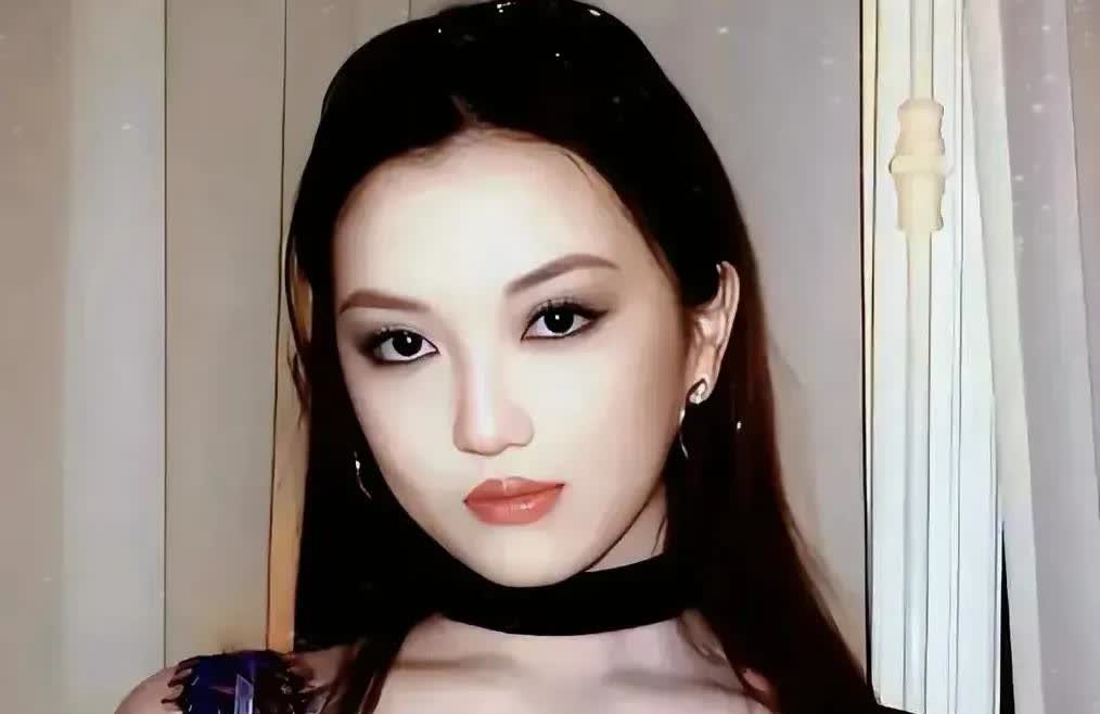 王菲的女儿李嫣这回可是脱胎换骨了最近王菲的二女儿李嫣发了一张近照，兔唇完