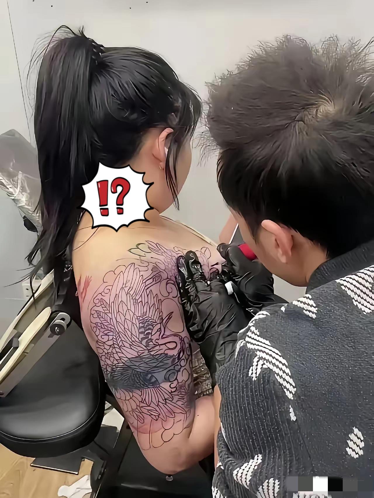 这种大面积纹身的女生，真的会尴尬吗？以前总觉得纹身是男生的专属，现在女生纹