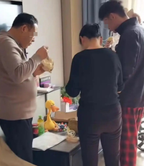 河南一家8口人，家中有6套房子，却在酒店住了229天，三间房一天1000元。这一