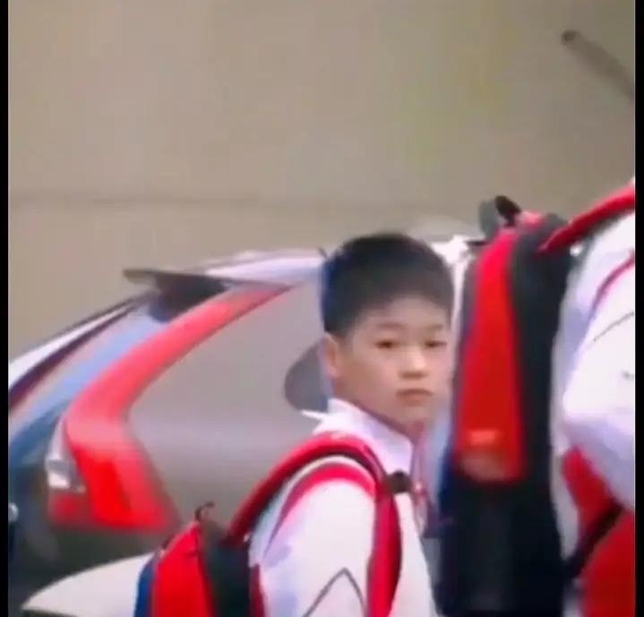 当你看到这张照片有何感想这是全红婵14岁时参加东京奥运会时，一位好心的记者抓拍的