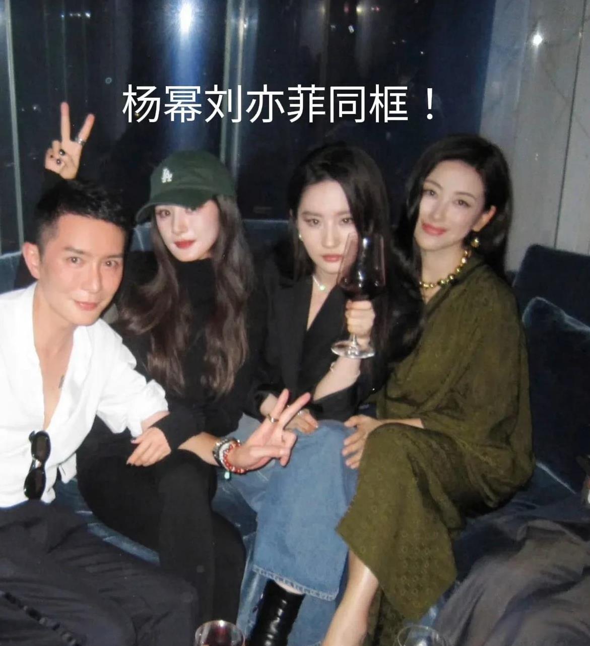 两位白浅私下同框！杨幂和刘亦菲肩并肩挨着坐。所以到底是谁总说杨幂跟刘亦菲两个