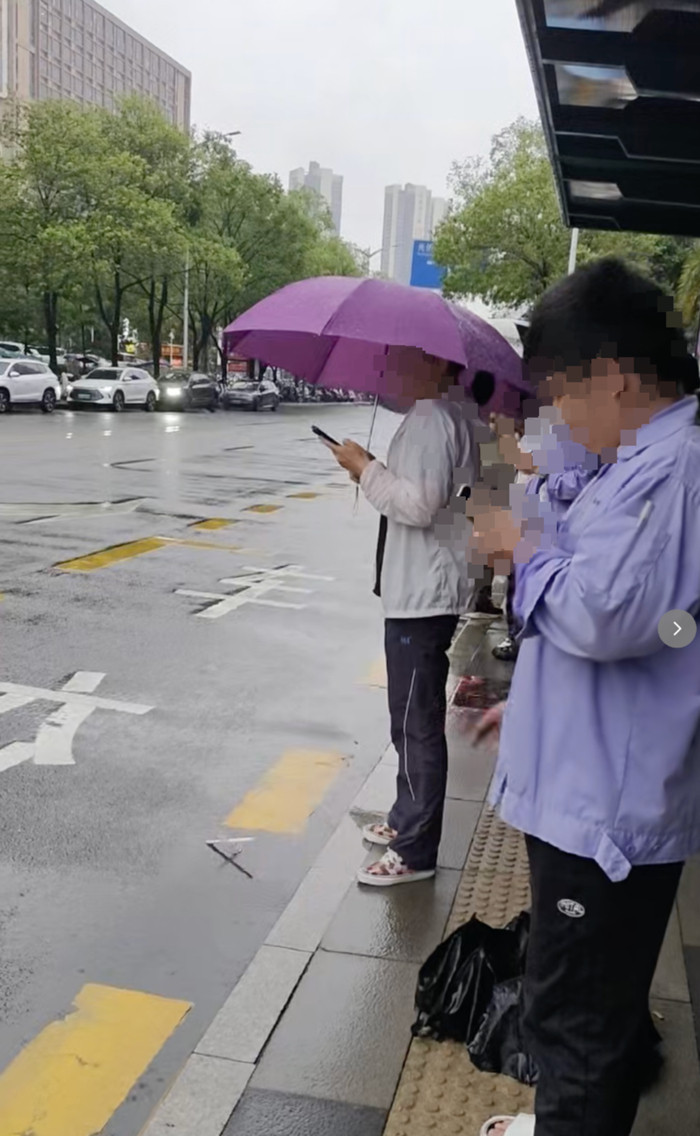 女子公交站台劝灭烟时起冲突，当事人：涉事男子已道歉