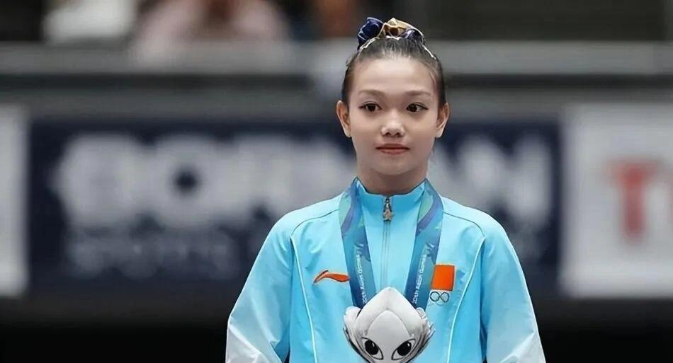 亚运会女子体操全能决赛，最先冲上热搜的不是冠军归属，而是一段“和结果对着干”的直