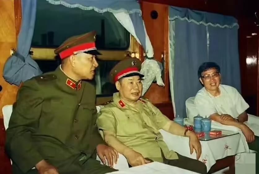 80年代，杨得志将军在公务专列的车厢内部，一张罕见的留影，车厢里一共三位人物，中