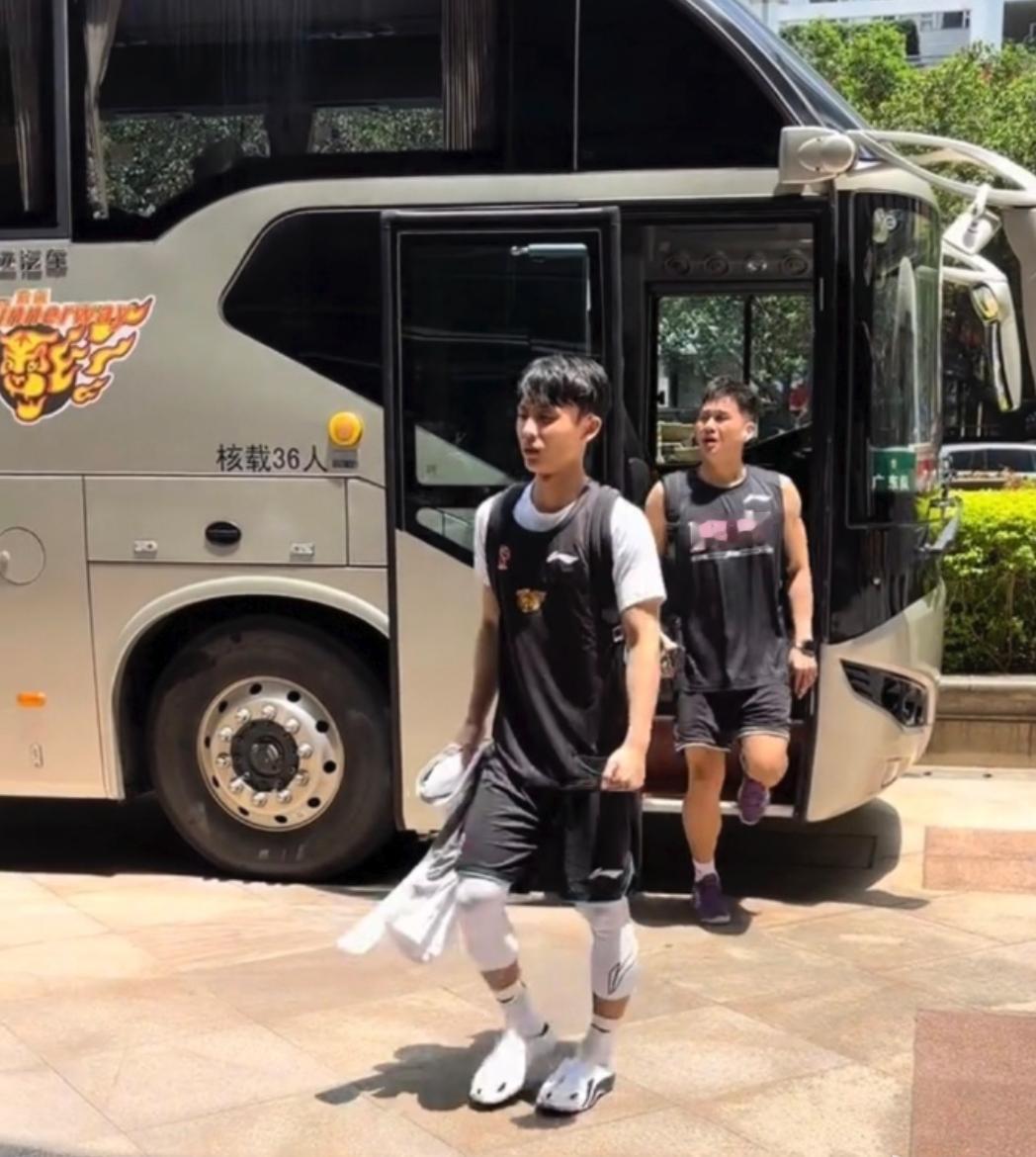 广东宏远完成踩场训练，返回酒店全队神情严肃面色凝重，已经没有退路的他们还能将
