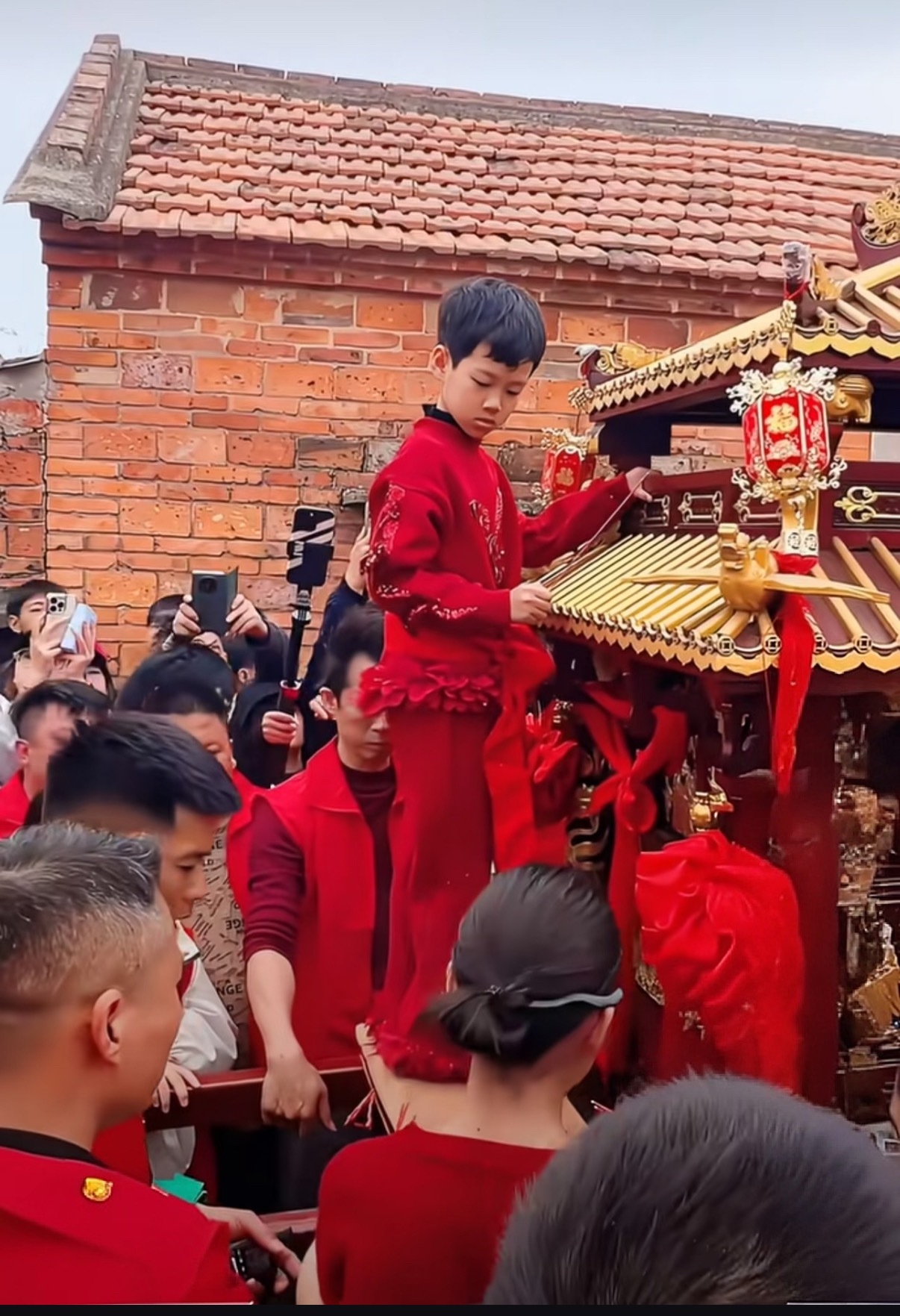 这两天刷到湛江妈祖巡游的事，越看越不是滋味。从“50万换童”到“神明震怒”，谣言