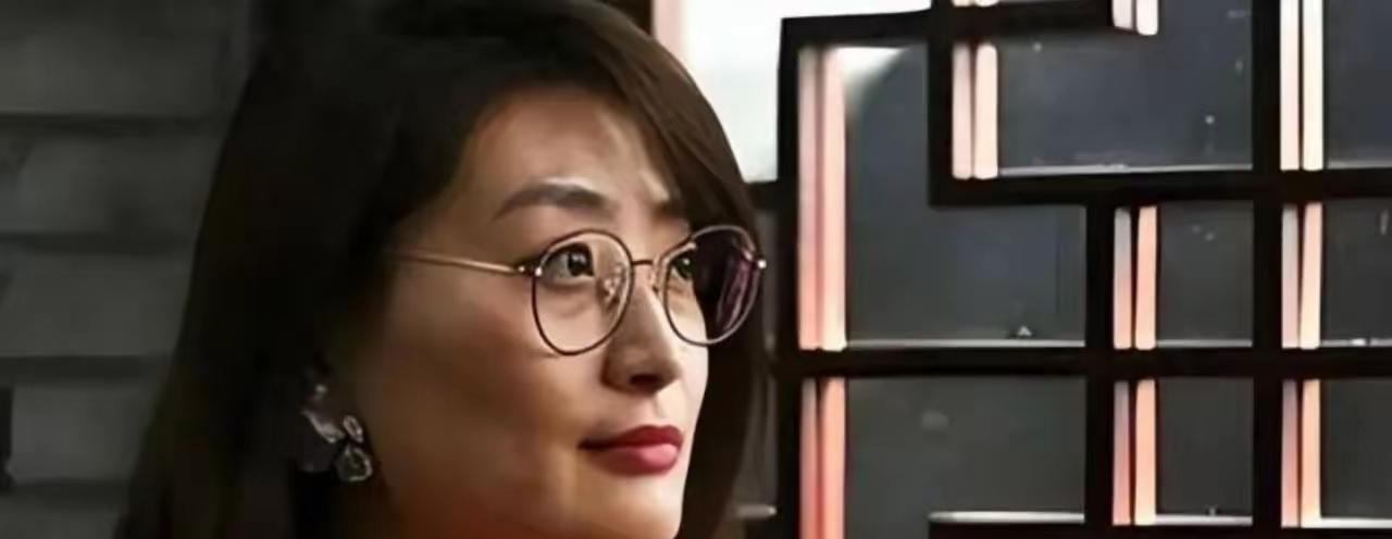 大股东一立案，宗馥莉的亲信严学峰就被请去喝茶了。reason很简单：大股东握着