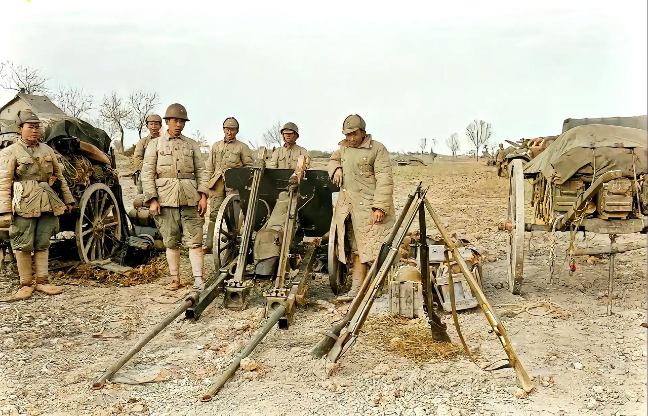 摄影师拍下的一个国民革命军炮兵班。我们可以看到它的一个基本配置，6个士兵一门大炮