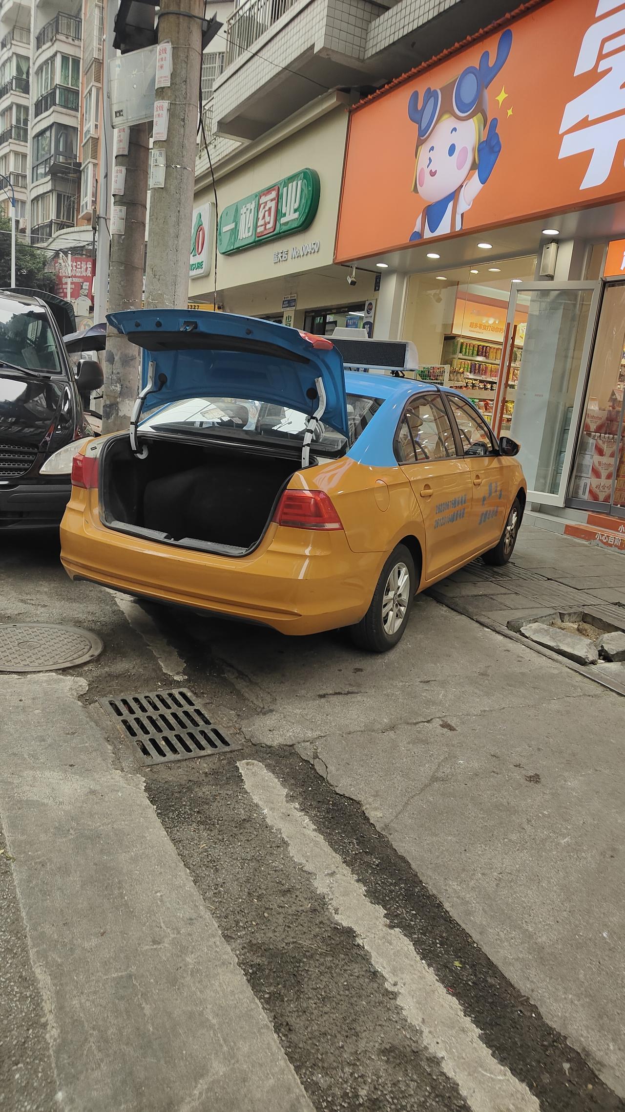 出租车的后备箱也挺宽的