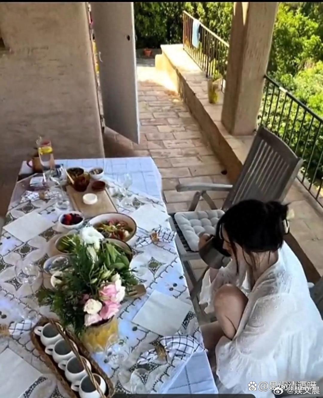 何穗就算下厨做饭气场也堪比走秀，穿搭精致亮眼，难怪能吸引陈伟霆。
