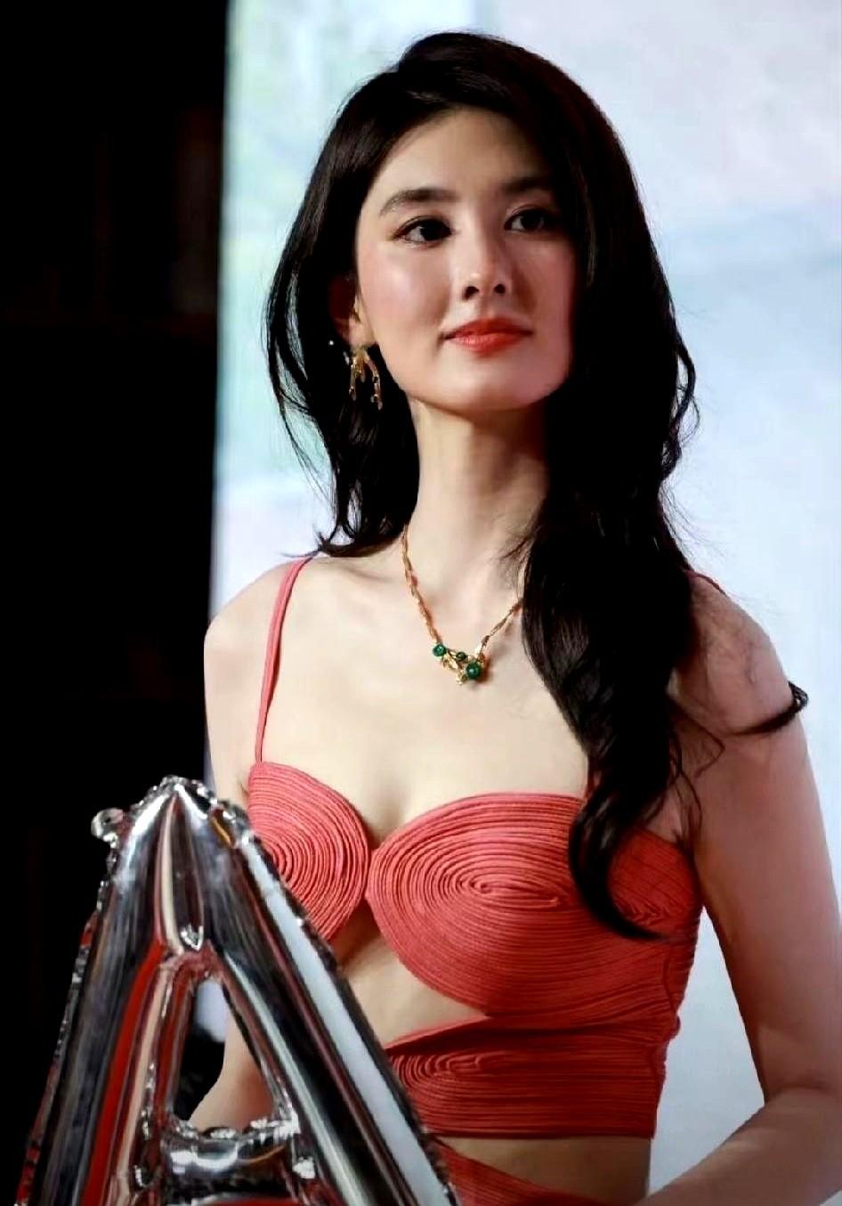 央视一套收视破4，这姑娘却被骂惨了。弹幕全是“想冲进屏幕扇她”，就因为她在张