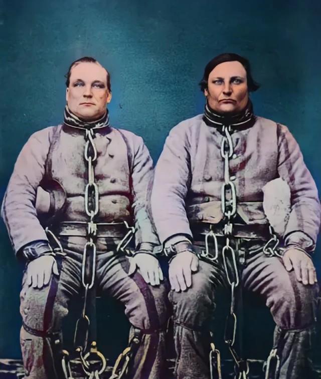 1880年，澳洲，两名罪犯浑身被厚重的铁链五花大绑，没错这是为他们特意打造的，他