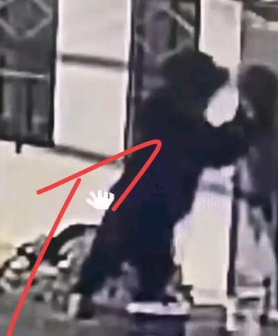 在西藏尼玛县，旅游博主经历了后怕一幕。那晚他去看牧民朋友，半夜有人敲门，他正