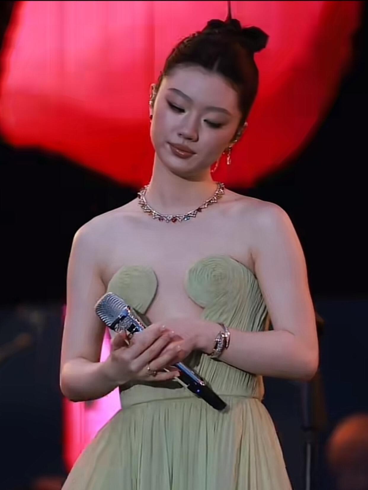 单依纯穿搭好大胆，衣服好别致……