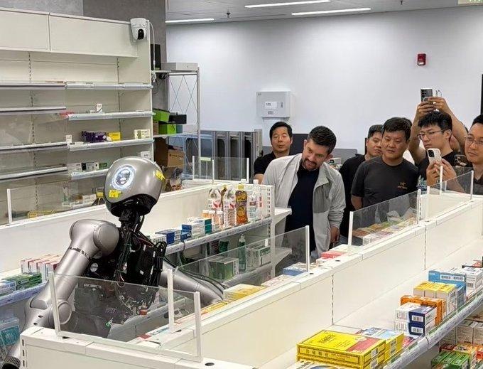 黄仁勋儿子Spencer（英伟达机器人产品总监）参观蚂蚁灵波药房机器人的照片流出