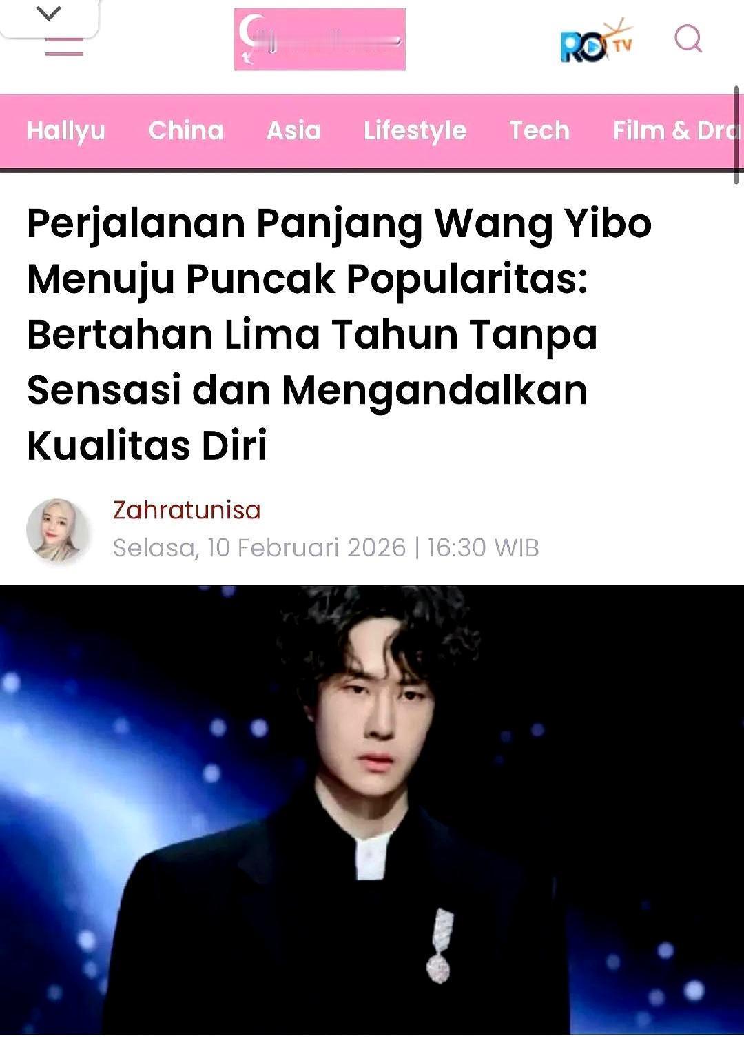 那束追光落在舞台中央，却没能完全笼罩那位西装笔挺的年轻人。他微微侧身，用一个极