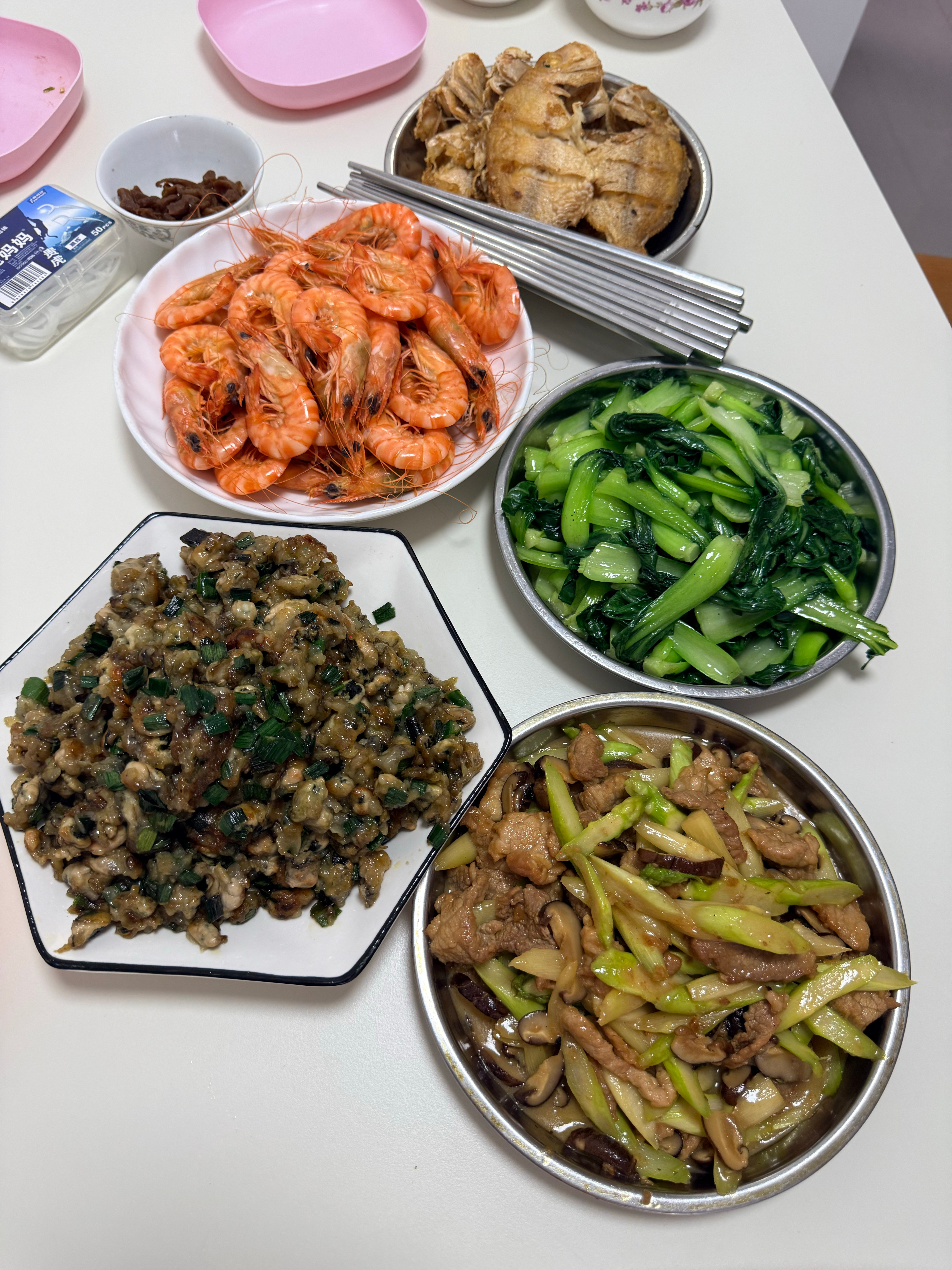 闺女来看外公外婆，顺便蹭个饭