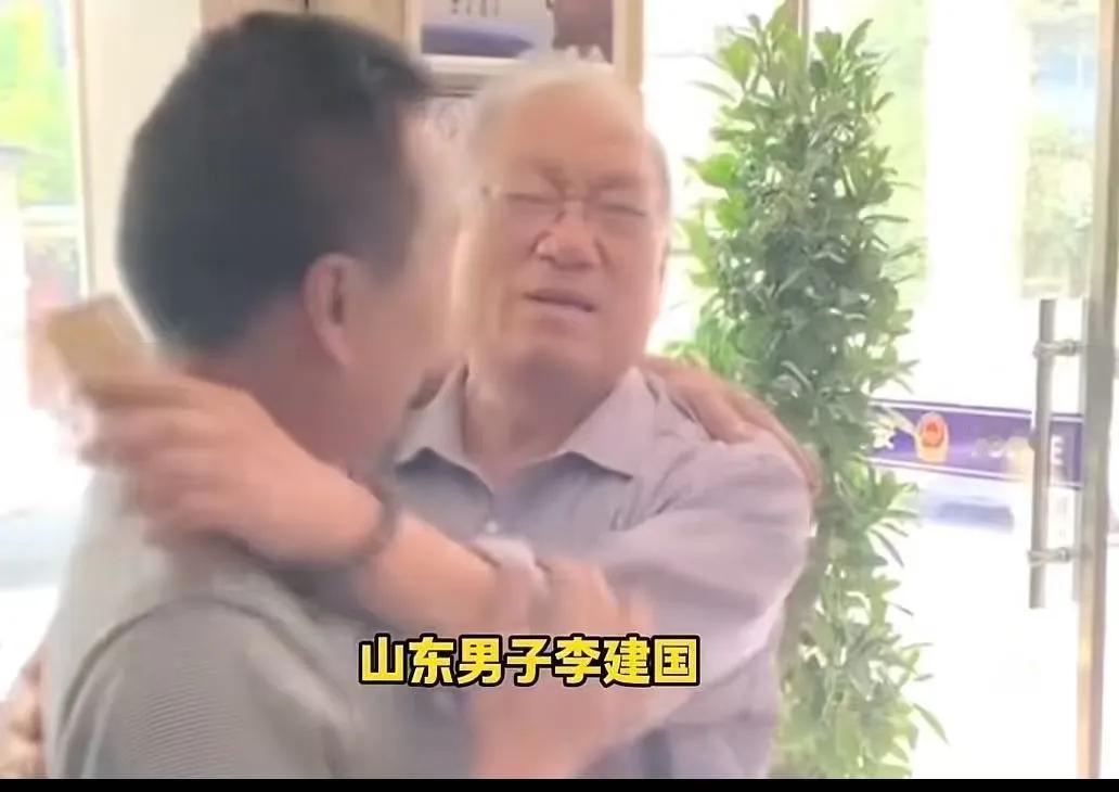 山东一男子借给老战友13000元十年未见归还，男子去银行销卡，柜员说了一句话，男