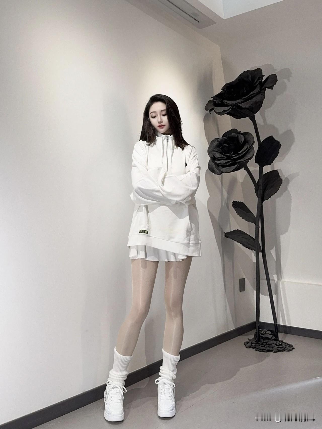 白色卫衣搭白色堆堆袜，去年入冬穿到现在，没想过要换风格。有朋友问：“你不觉得单调