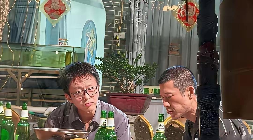 确实这是邓超吗？不说是邓超几乎都看不出来。邓超都46岁了这状态特别正常，不过感觉