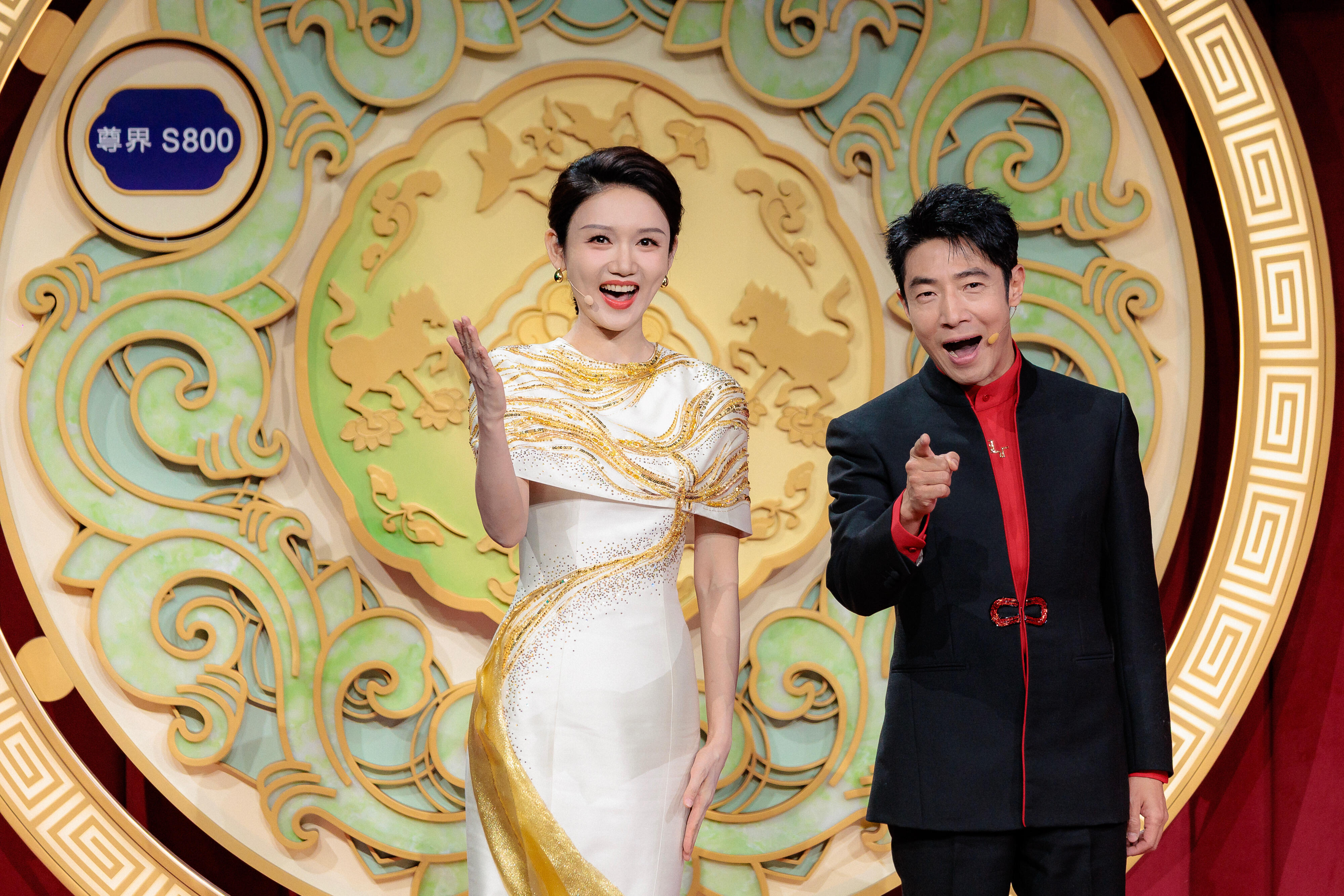 龙洋元宵晚会眼妆好多了龙洋元宵晚会造型更漂亮了，从名字到造型到实力，都自带大国