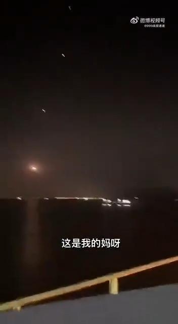 我国船员在海上拍到6枚爱国者全部拦截失败的画面第一批连续4枚爱国者，没有拦住
