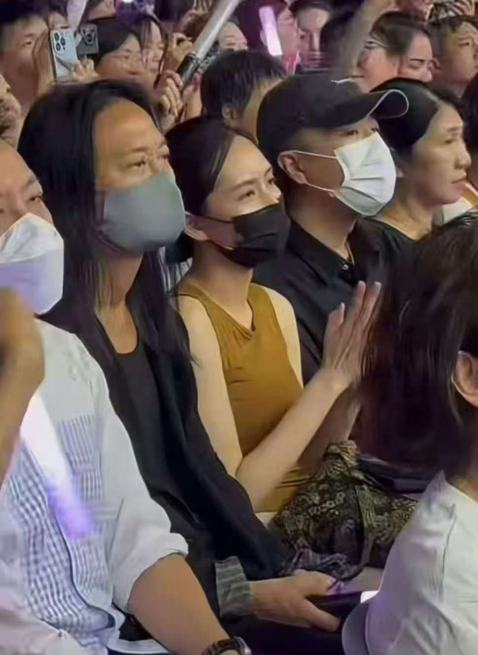 刘惜君去看林忆莲演唱会了草蜢刘惜君都来看林忆莲了神仙歌手聚会现场！林忆莲用歌声