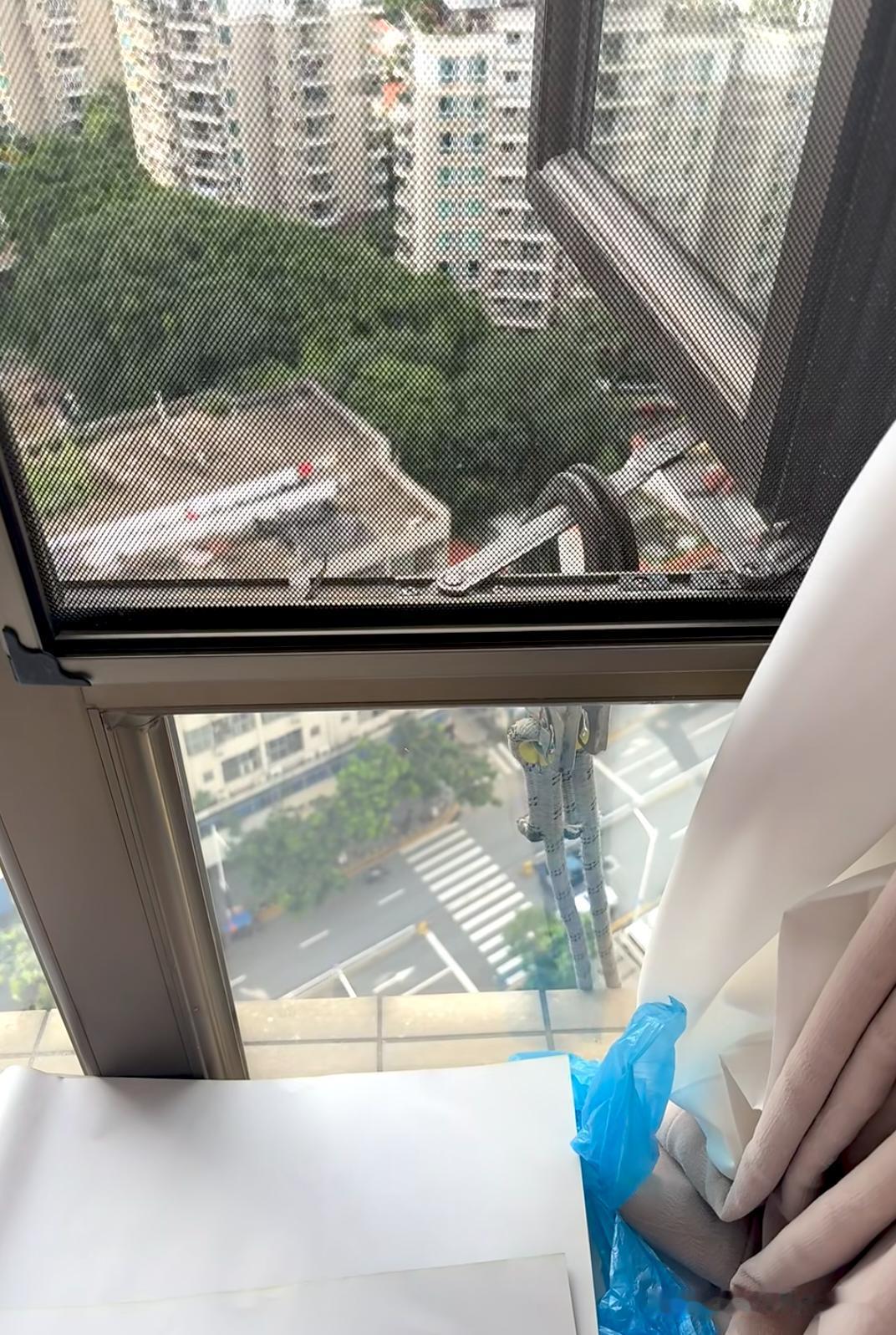 17楼的高空作业就靠这个薄薄的铁片？想问问，这么高下去，保护钩子挂这里真的安全