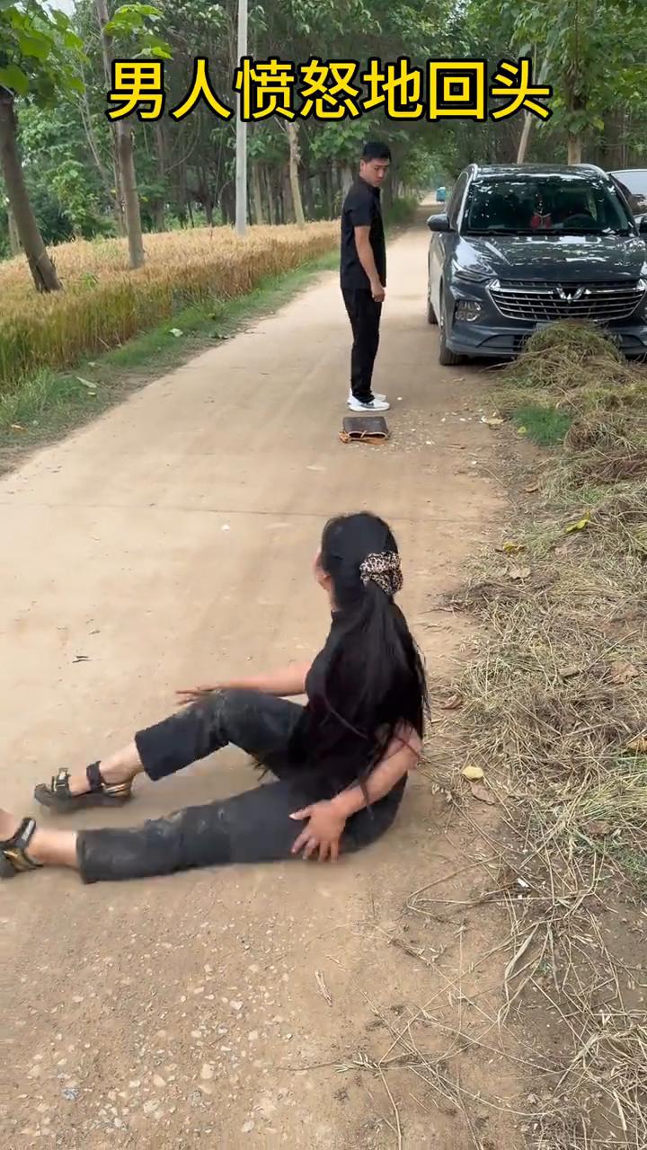 两口子吵架，女人狠狠地给着男人一巴掌，男人也举起了巴掌，最终还是放下上了。男人愤