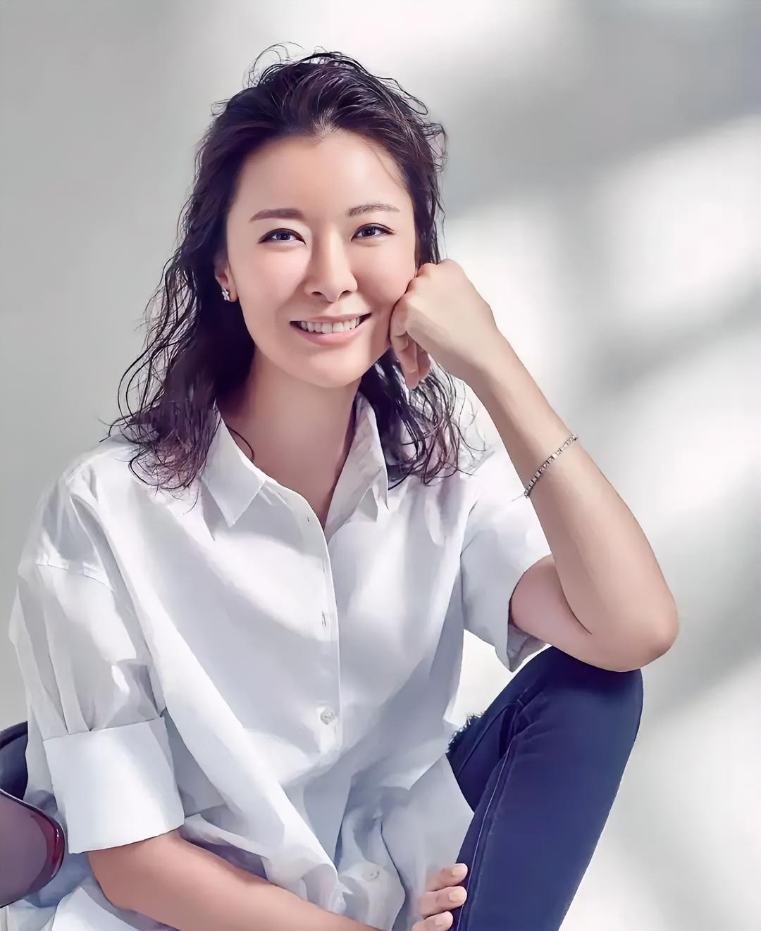 真没想到，柯蓝54岁未婚，亲妈竟是最大“推手”。别人催婚催到急，她妈直接放