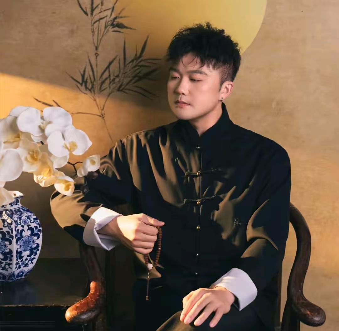 一开始，我以为“豪哥哥”是个皮肤黝黑的中年大叔再后来，我以为他满身咖喱味，指