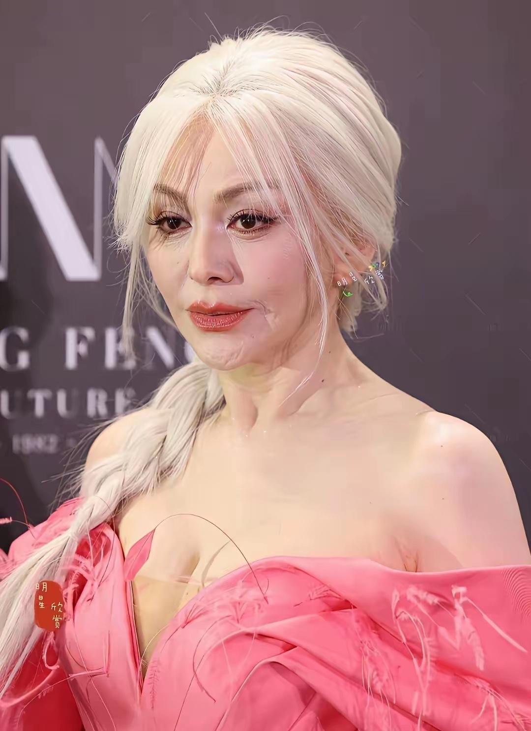 王琳这下真成“雪”姨了。一头亮眼的银白色编发，搭配明艳玫粉色露肩礼服，造型大胆