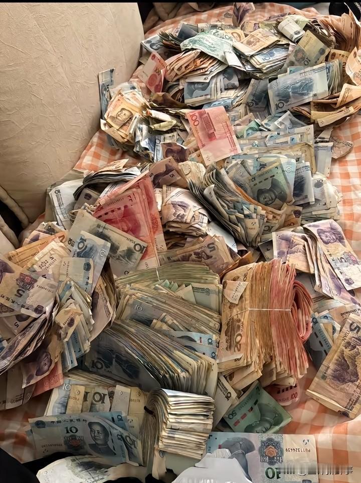 大家目测这一堆现金有多少？