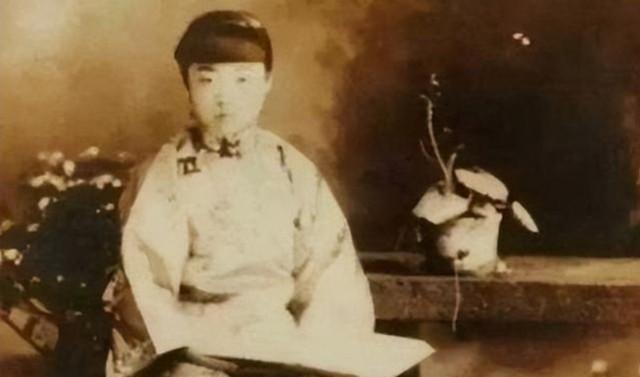 1941年，远在陕北延安的毛主席收到了家乡的来信，毛家族人准备重新修订毛家族谱，