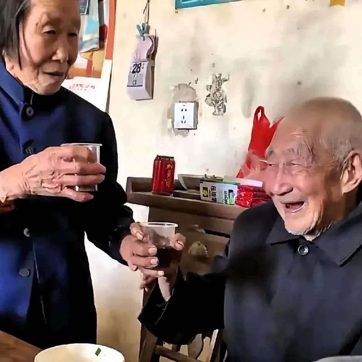 湖北的一位75岁的老太太正在过生日，她的儿女已经准备好了饭菜，正要开饭的时候，院