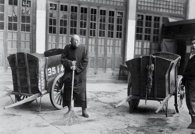 51年，陈毅让83岁的黄金荣扫大街，蒋介石得知后感叹：陈毅真厉害。说起这事儿