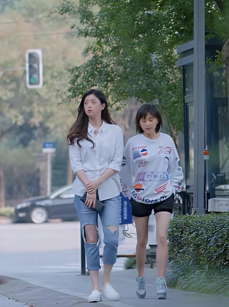 蒋欣与王子文的剧照，“樊胜美”和“曲筱绡”走在路上的画面。蒋欣与王子文的演技