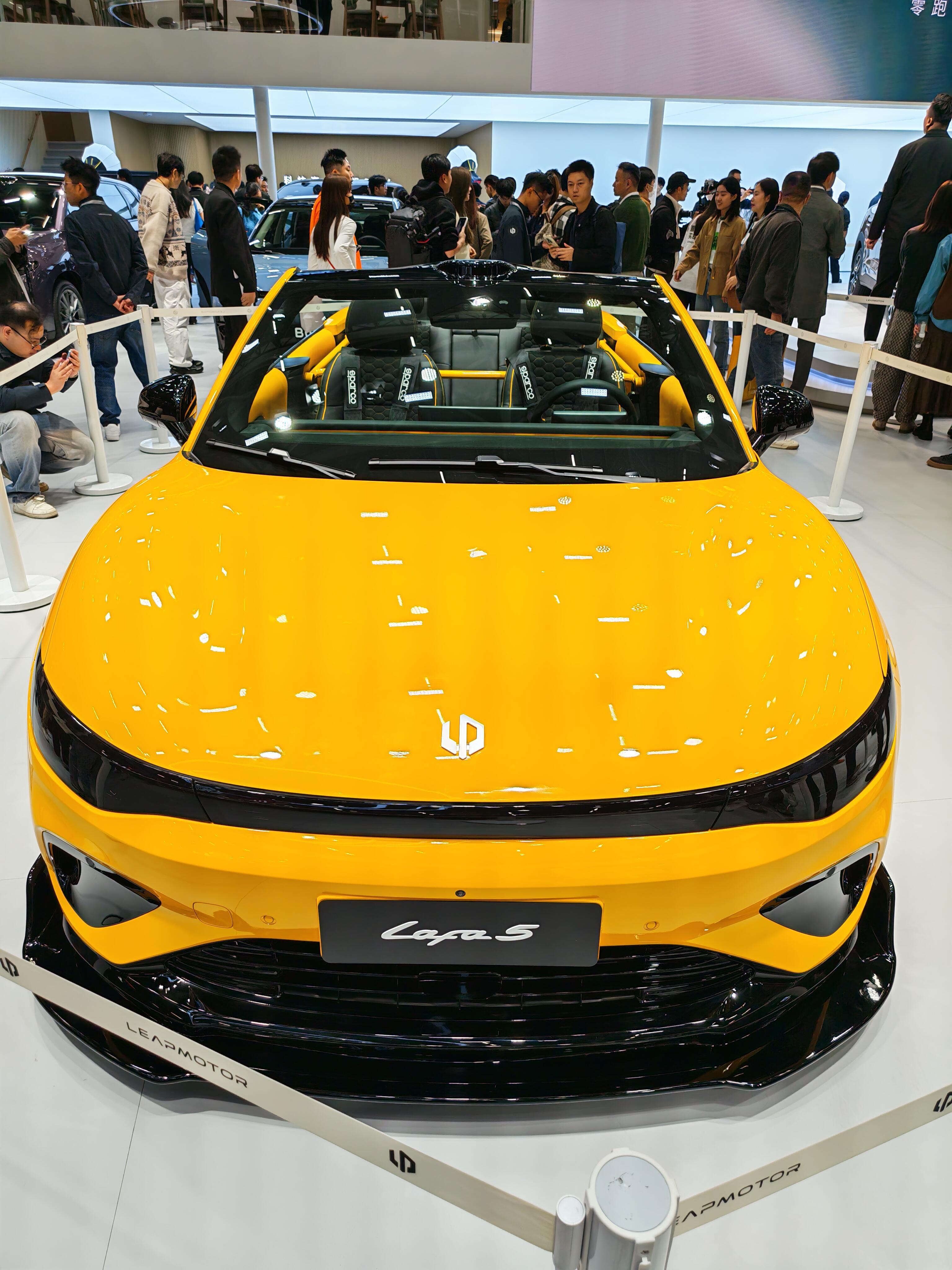 零跑这波真的懂年轻人啊Lafa5敞篷版广州车展首发，配色够亮眼，造型也在线，实在
