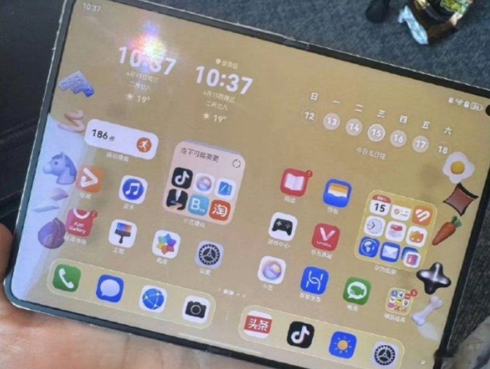 华为PuraXMax横向阔折叠手机真机曝光，展开就像一台小平板。