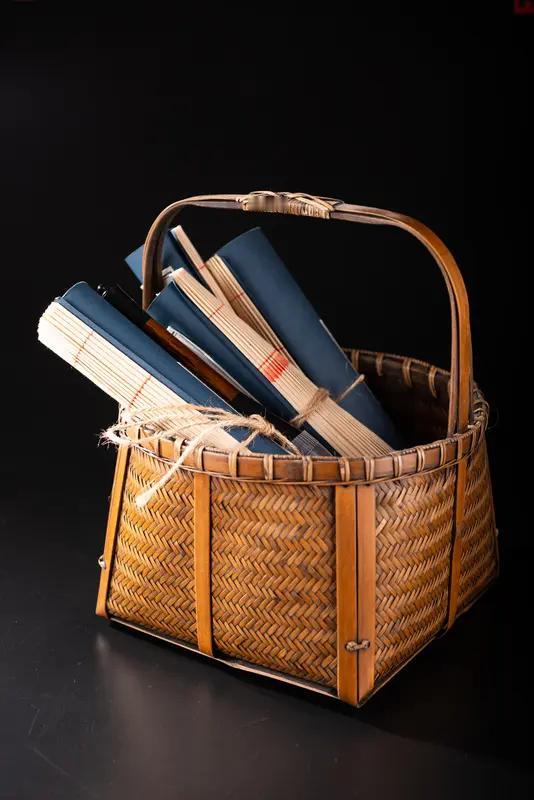 女儿返程怕行李超重，妈妈直接搬出“传家宝”！网友破防：这才是最沉的爱春节假