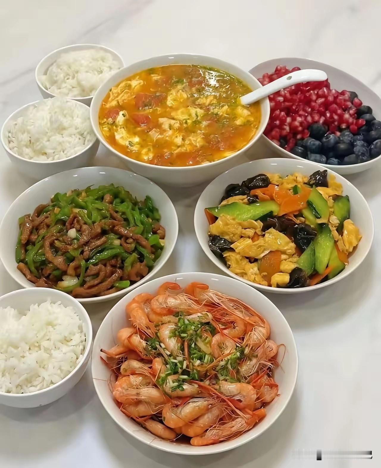 叫了四个同事过来吃饭，大家看看这饭菜够不够排面？