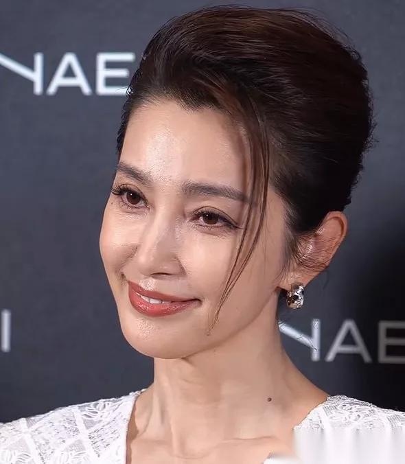 为什么李冰冰现在不拍戏了？原因其实很简单。不是没人请她，也不是她不想拍，而是她的