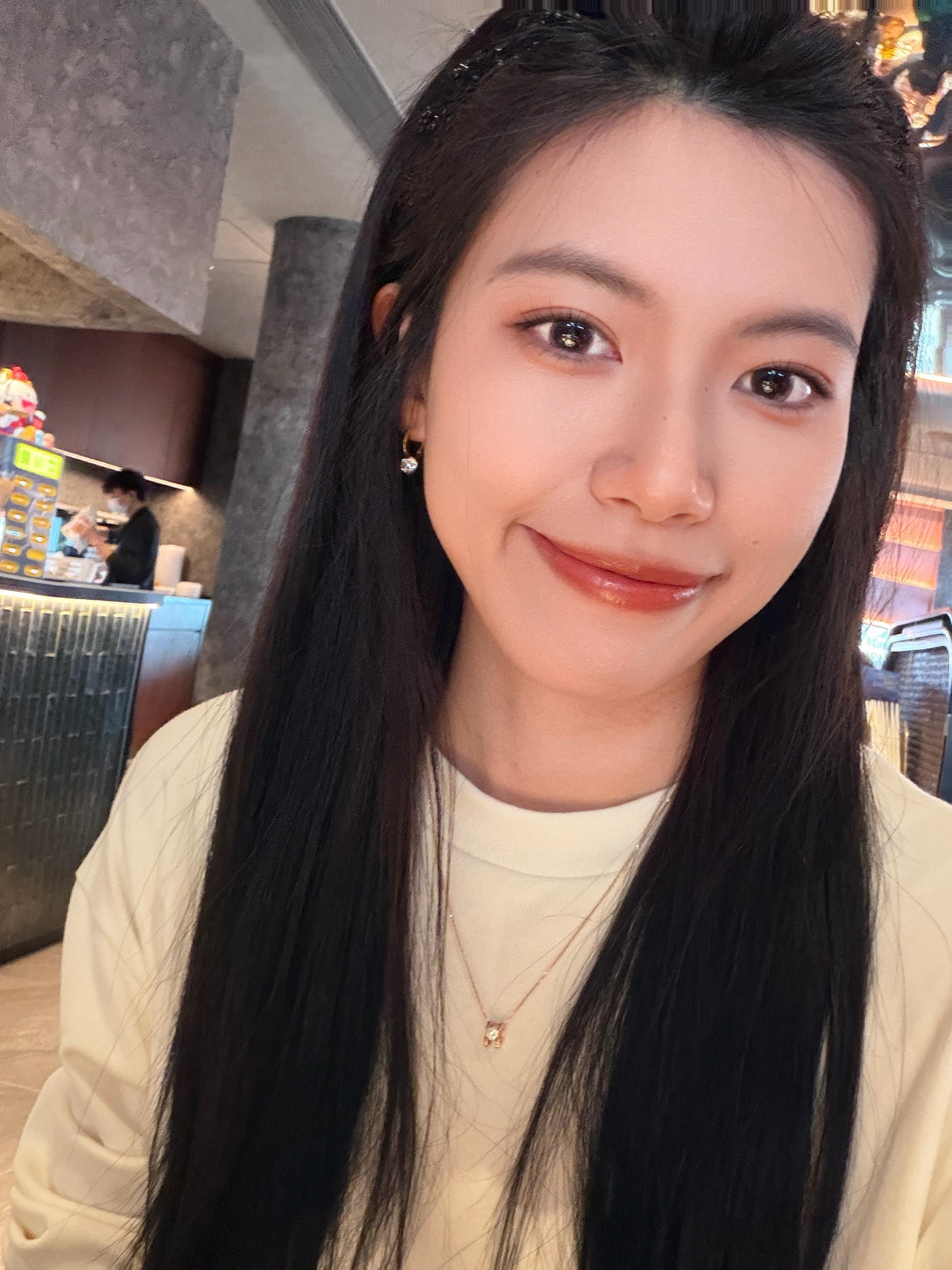 昨天跟闺蜜逛街，正好碰上李现，人挤到脚不沾地，愣是没挤进去，只能在人群外看了个头