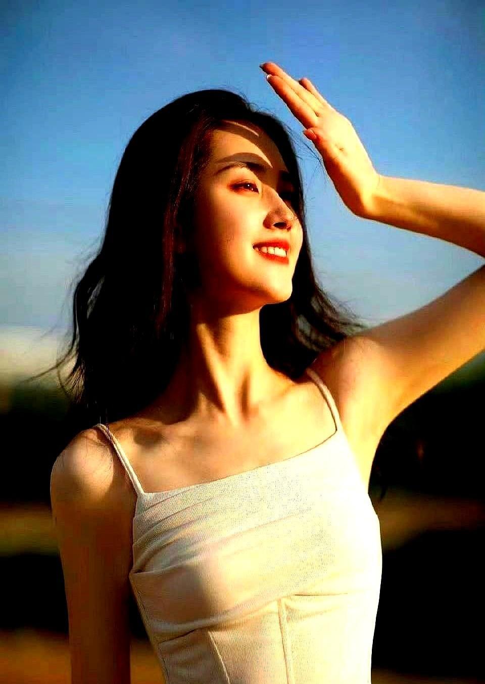 郭宇欣一个月一万块，男同事四万。每天拍十四小时，她演的还是“路人甲”。三年片