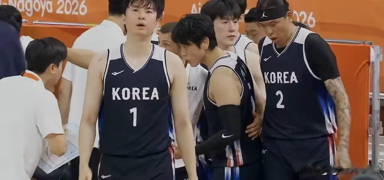 真是太离谱了！亚运会金牌战韩国男篮和日本男篮打出了半场28：28的平分，比赛防守