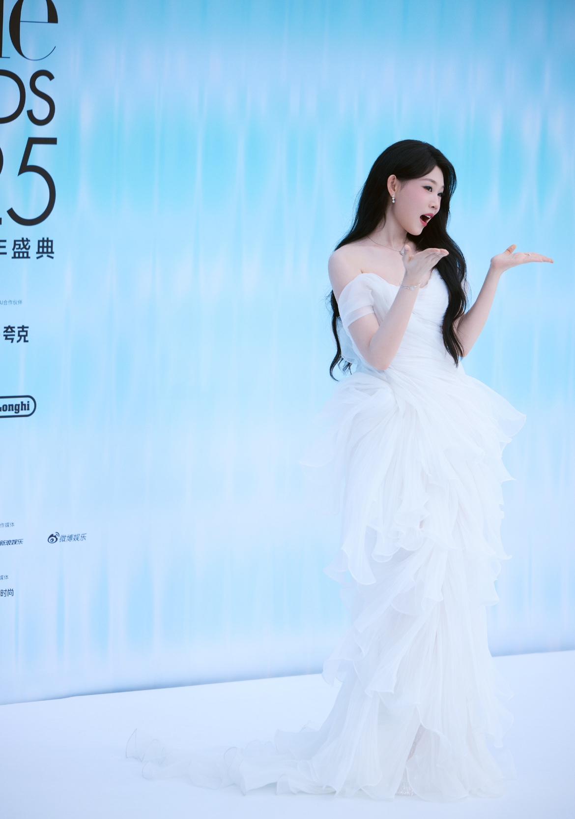 两个00后女孩，同样穿着公主裙，却展现了两种不同的美好。王诗龄在镁光灯下长大