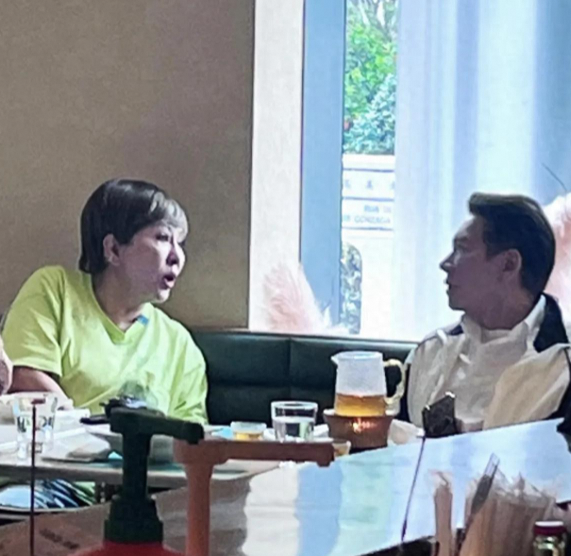 向华强向太现身澳门餐厅，他们的爱情无需滤镜