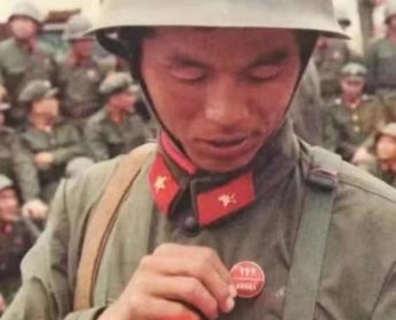 1986年，一个战士要上211高地。那个年代的边境线上，枪炮声总在不经意间打