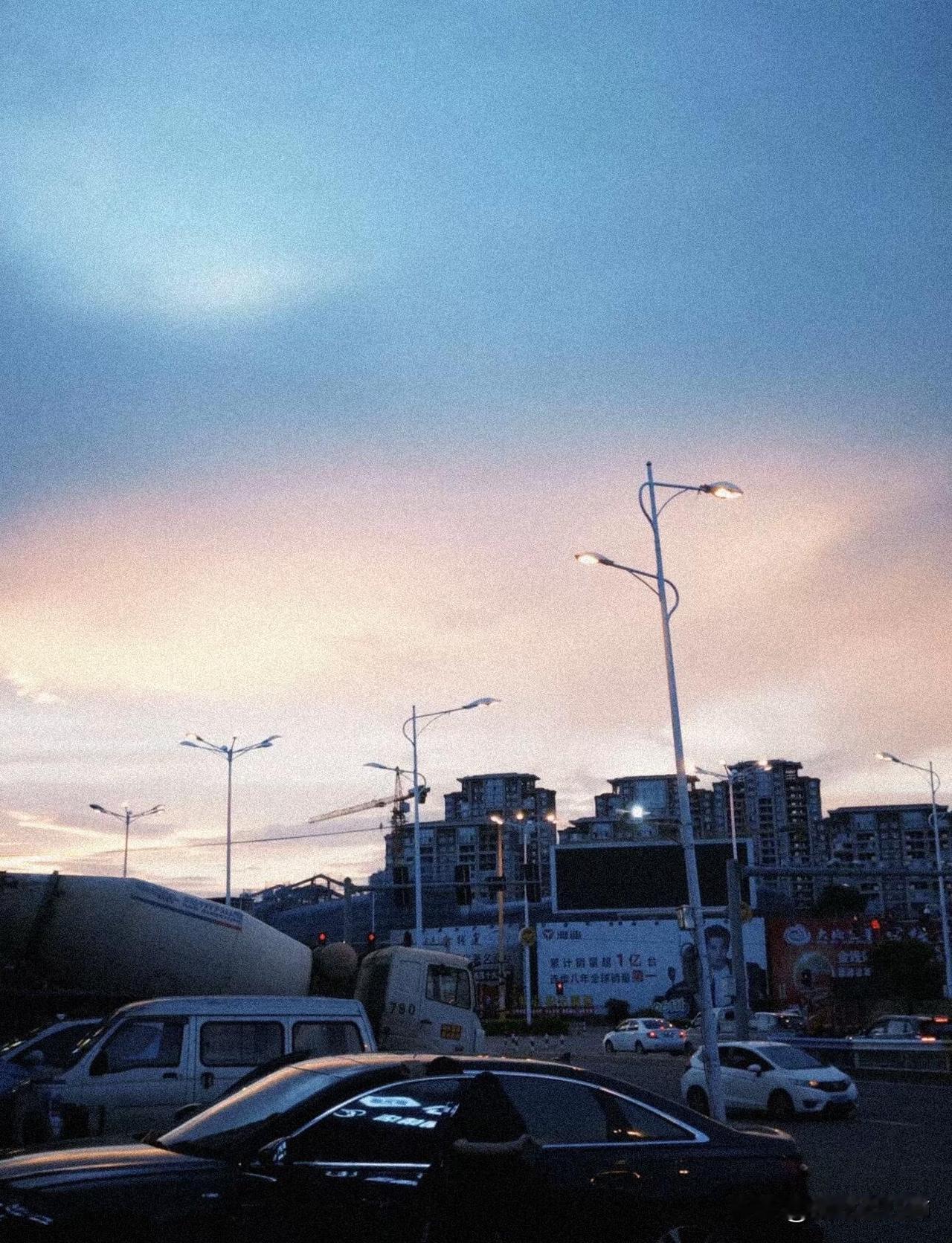 16岁，你没考上高中去了职校。老师说学门技术饿不死，你信了，17岁，职校上了一