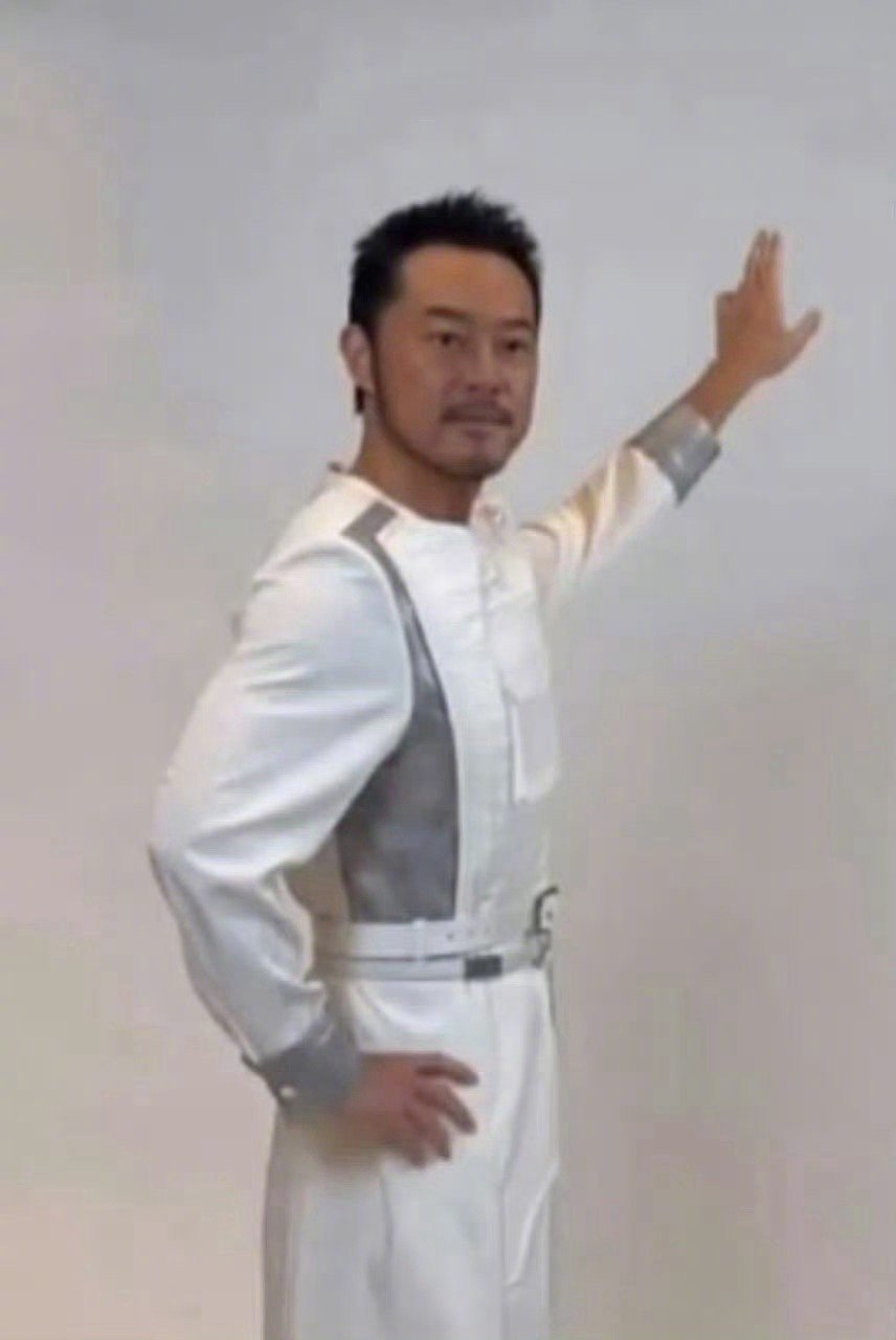 吉克隽逸粉底液救急摇到沙溢，沙溢超逗：“妹，我最近肤色是这个号的，给地址我寄给你